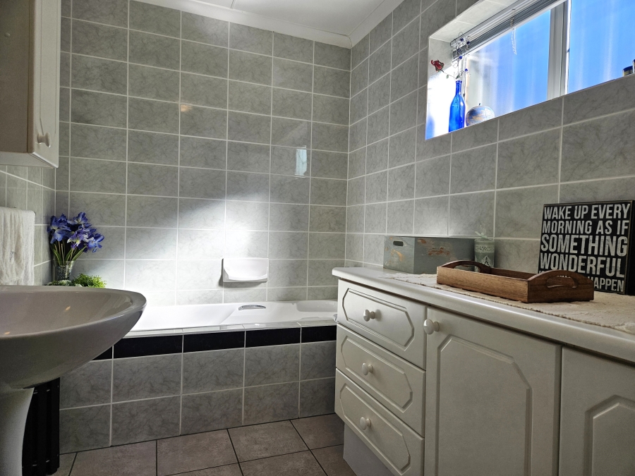 4 Bedroom Property for Sale in Wavecrest Eastern Cape